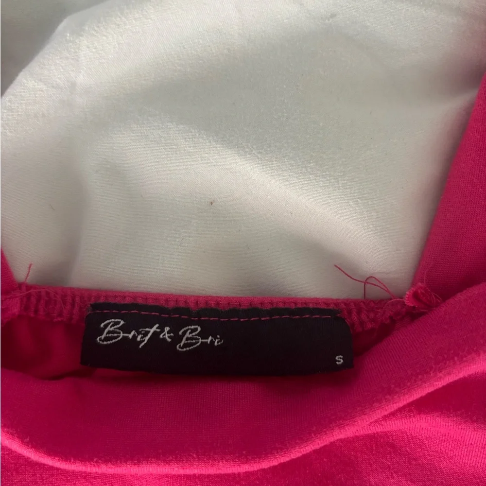 Vibrant Pink Sleeveless Tank Top - Picture 2 of 3